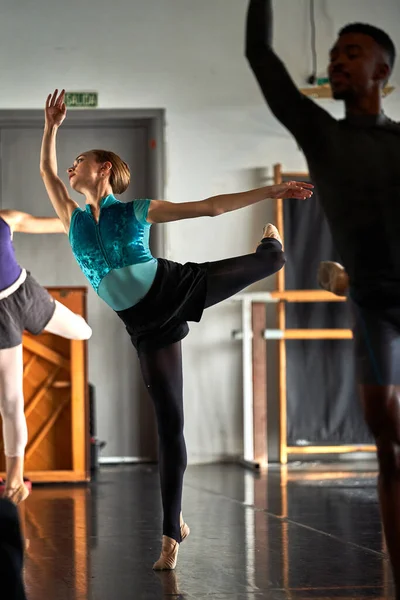 Bailarines Ballet Calentándose Bailando Una Academia Baile —  Fotos de Stock