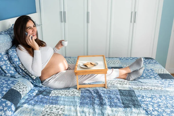 Высокий Угол Бокового Обзора Жизнерадостной Беременной Женщины Сидящей Утром Постели — стоковое фото