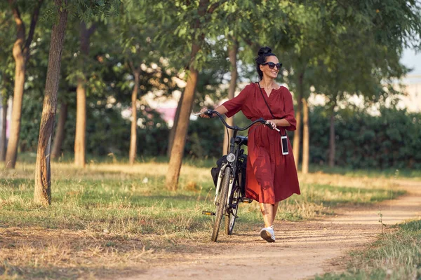 Voller Körper Einer Erwachsenen Frau Mit Fahrrad Und Sonnenbrille Die — Stockfoto