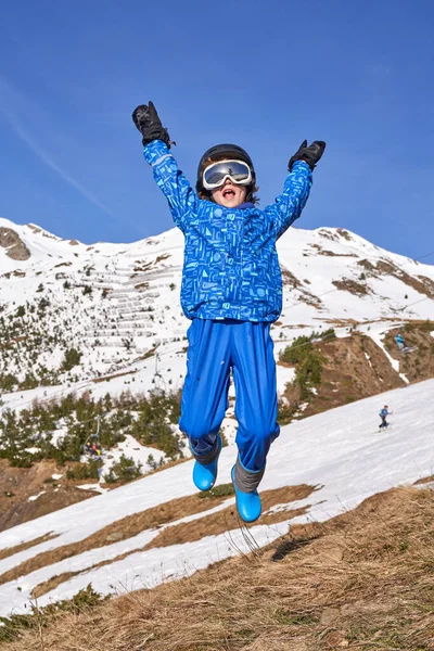 Niño Feliz Ropa Abrigo Con Gafas Casco Levantando Brazos Gritando —  Fotos de Stock
