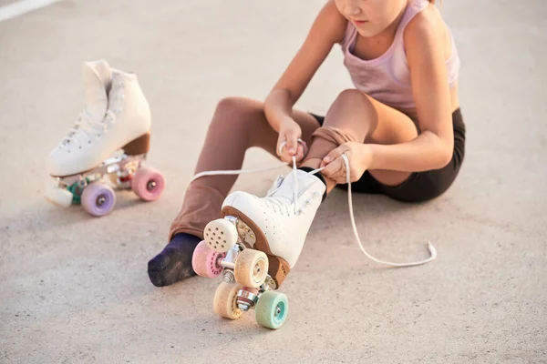 Crop Anoniem Meisje Strikken Veters Quad Rolschaatsen Met Kleurrijke Wielen — Stockfoto