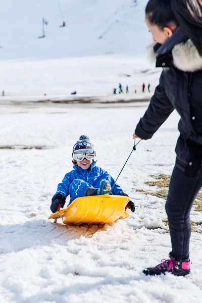 Mutter Oberbekleidung Zieht Schlitten Mit Glücklichem Sohn Während Sie Winter — Stockfoto