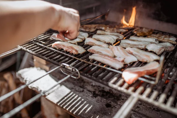Personne Culture Cuisson Bacon Dans Barbecue — Photo