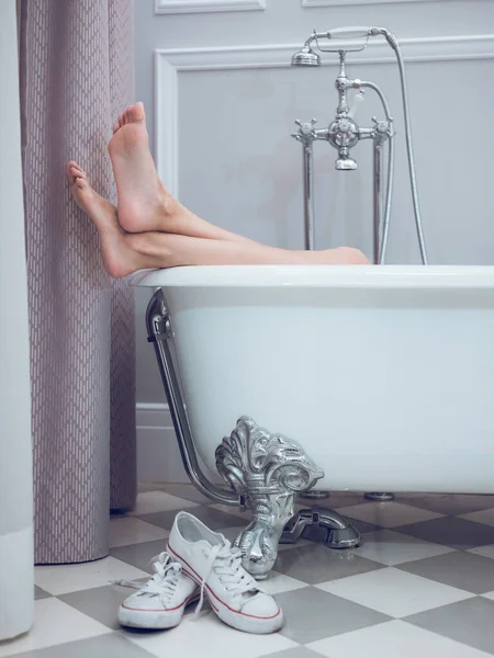 Femme Pieds Nus Méconnaissable Reposant Dans Une Baignoire Blanche Avec — Photo