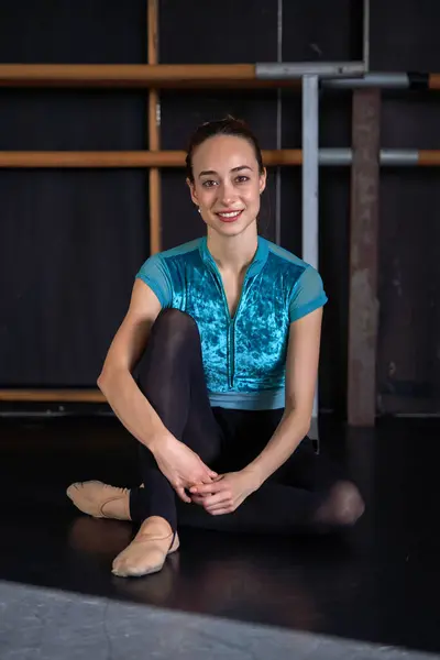Retrato Fotográfico Una Bailarina Ropa Deportiva Zapatos Ballet Una Academia —  Fotos de Stock