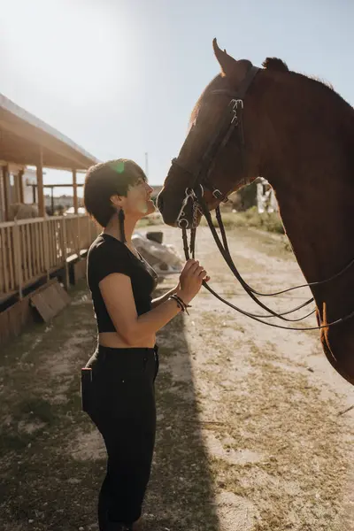 Молодая Женщина Закрытыми Глазами Целует Лошадь Проводя Время Ранчо Солнечный — стоковое фото
