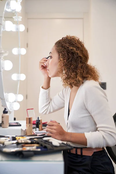 Sidovy Unga Lockigt Hår Kvinna Gör Makeup Ögon Med Kosmetiska — Stockfoto