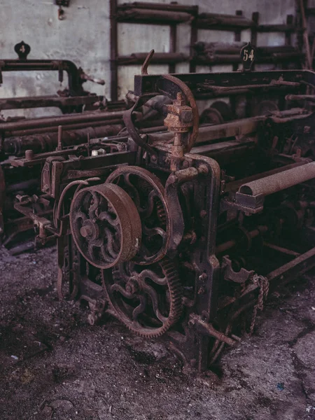 Paslı Demir Dokuma Tezgahı Terkedilmiş Endüstriyel Iplik Fabrikasının Eski Taş — Stok fotoğraf