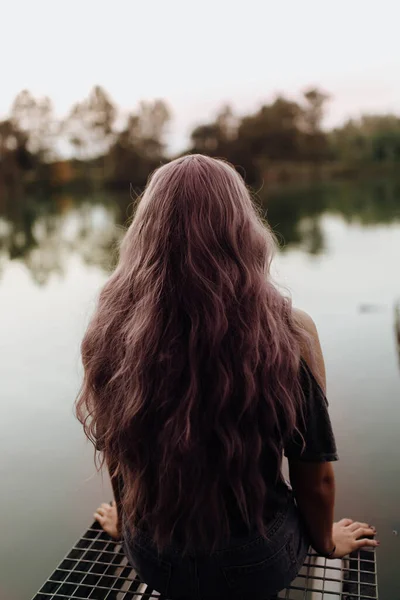 Вид Збоку Чуттєвої Жінки Рожевим Волоссям Сидить Пірсі Над Озером — стокове фото