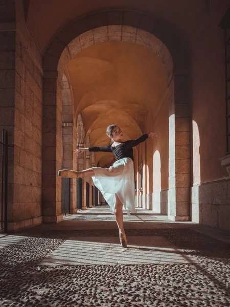 Vista Laterale Tutto Corpo Della Giovane Ballerina Danza Femminile Che — Foto Stock