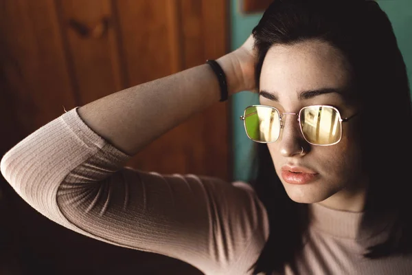 Jovem Mulher Retrato Com Óculos Amarelos Posando — Fotografia de Stock