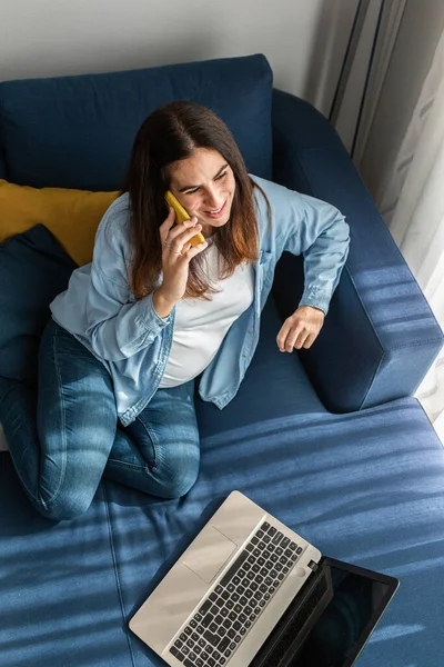 Schwangere Freiberuflerin Sitzt Auf Sofa Mit Laptop Wohnzimmer Und Telefoniert — Stockfoto