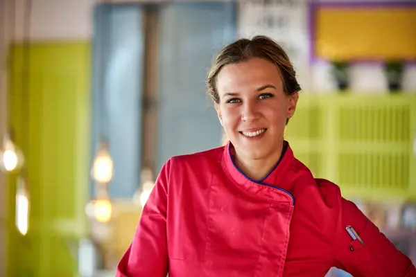 Portret Van Zelfverzekerde Vrouwelijke Chef Kok Professionele Kleding Staan Modern — Stockfoto