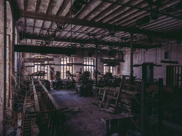 Interior Antiga Fábrica Fios Industriais Abandonados Espaçosos Com Mecanismos Metal — Fotografia de Stock