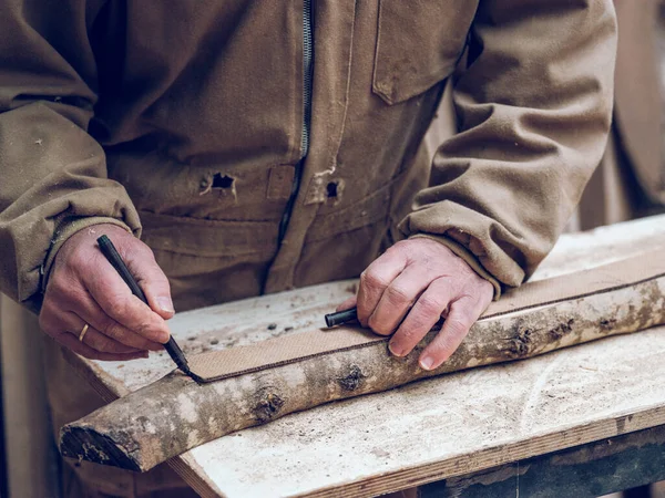 農場で働いている間にフェルトペンで木の細部に測定し 作る労働者の認識できない男性の木製の木製の労働者を作って下さい — ストック写真