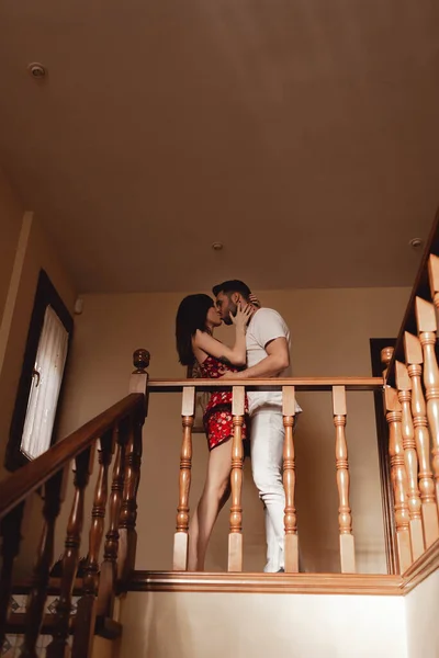 Oldalnézet Vonzó Férfi Áll Lépcsőn Otthon Megcsókolják Egymást Szenvedélyesen — Stock Fotó
