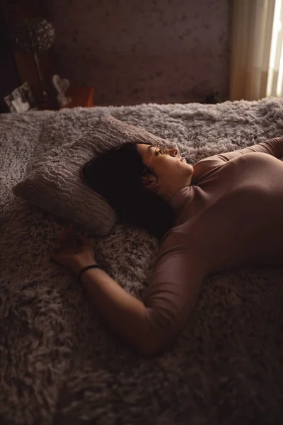 Молодая Женщина Лежит Кровати — стоковое фото