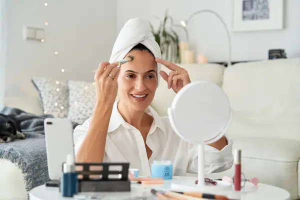 Evde Cep Telefonuyla Güzellik Blogu Çekerken Alnına Havlu Dayayıp Aynanın — Stok fotoğraf