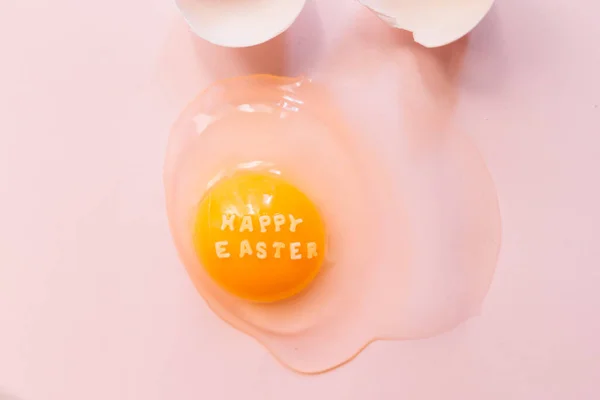 Van Boven Rauw Gebroken Met Tekst Happy Easter Gele Dooier — Stockfoto