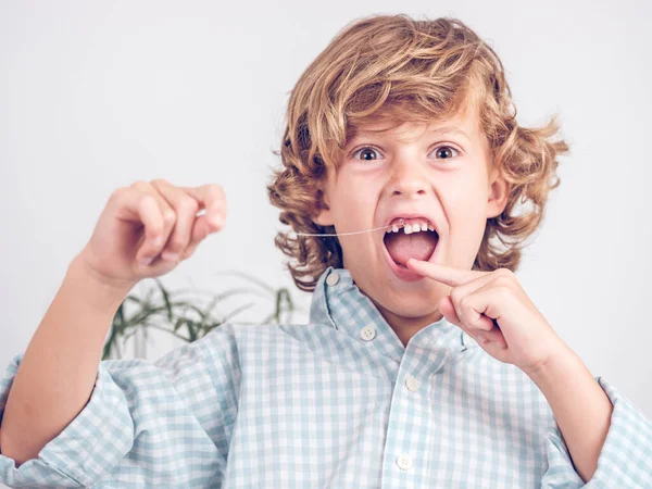 Uroczy Kręcone Włosy Nastolatek Chłopiec Drgający Ząb Nici Demonstrujące Proces — Zdjęcie stockowe