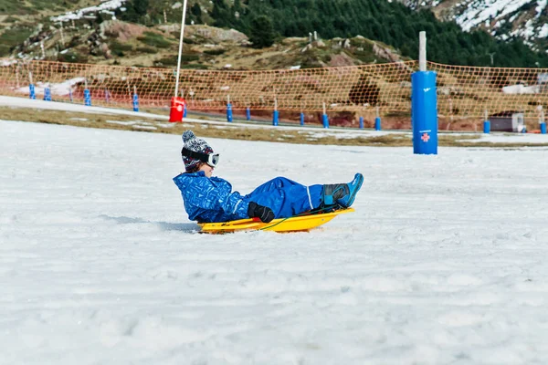 周末在滑雪胜地的山脊附近 身穿户外骑马塑料雪橇的孩子们的侧视图 — 图库照片