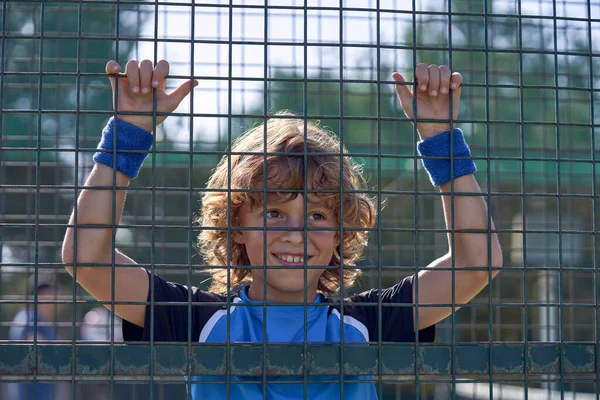 Dodatni Chłopiec Kręconymi Włosami Patrząc Daleko Boisku Sportowym Słońcu — Zdjęcie stockowe