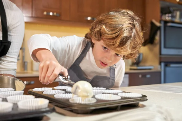 Fokuserad Pojke Förkläde Hälla Smet Metall Cupcake Bakning Pan Med — Stockfoto