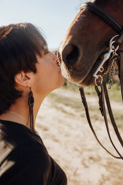 Young Woman Closed Eyes Kissing Horse While Spending Time Ranch — Stock Photo, Image