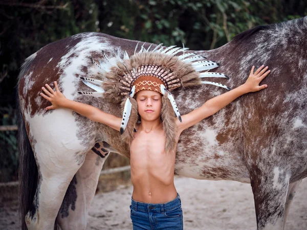 Cute Shirtless Kid Closed Eyes Wearing Native American Headwear Snuggling — Stock Photo, Image