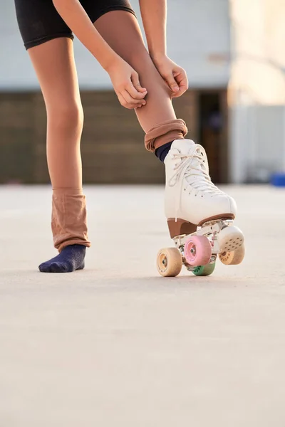 Crop Anonymous Girl Quad Roller Skate Fixing Leggings Pathway While — Stock Photo, Image