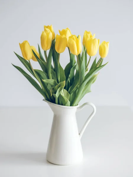 Μπουκέτο Φωτεινές Κίτρινες Τουλίπες Κεραμικό Βάζο Στο Τραπέζι Λευκό Φόντο — Φωτογραφία Αρχείου