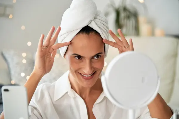 Kafasında Havlu Sarığı Olan Keyifli Bir Kadın Aynaya Bakarak Yüz — Stok fotoğraf