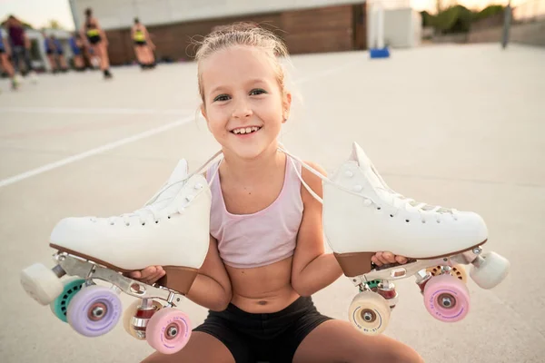 Leende Barn Aktiva Kläder Håller Quad Rullskridskor Och Tittar Kameran — Stockfoto