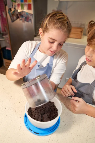 Góry Słodkie Dzieci Wylewanie Rozbił Ciasteczka Miski Podczas Gotowania Razem — Zdjęcie stockowe