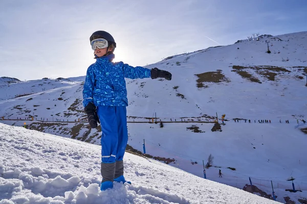 Kasklı Gözlüklü Uzun Boylu Bir Çocuk Karlı Dağlara Kayak Merkezindeki — Stok fotoğraf