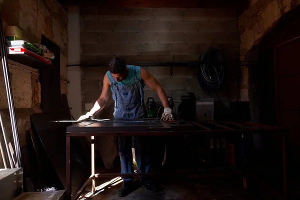 Hombre Concentrado Parado Banco Trabajo Haciendo Trabajos Metalúrgicos Usando Herramientas — Foto de Stock