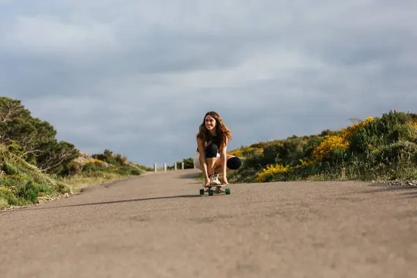 Full Kropp Glad Ung Kvinna Knäskydd Rider Longboard Asfalterad Väg — Stockfoto