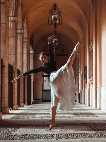 Ganzer Körper Einer Anmutigen Ballerina Spitzenschuhen Die Ballettposition Mit Erhobenem — Stockfoto
