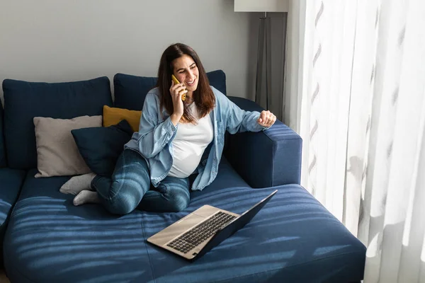 Pregnant Female Freelancer Sitting Sofa Laptop Living Room Speaking Mobile — Stok fotoğraf
