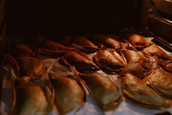 Pişirilmiş Taze Turtalarla Pişirme Tepsisi Köfte Altın Çıtır Çıtır — Stok fotoğraf