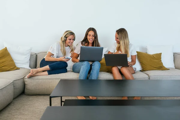 Mulher Mostrando Vídeo Laptop Para Amigos Alegres Sentados Redor Dela — Fotografia de Stock