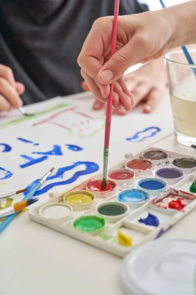 Cortar Crianças Anônimas Usando Paleta Tintas Aquarela Multicoloridas Enquanto Pintura — Fotografia de Stock