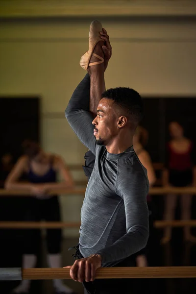 黑人男孩在热身中跳舞 在芭蕾舞课上跳舞 — 图库照片