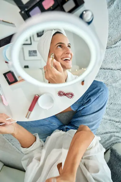 Pozitif Genç Bir Kadının Aynadaki Yansımasından Kozmetik Yüz Kremini Fırçayla — Stok fotoğraf