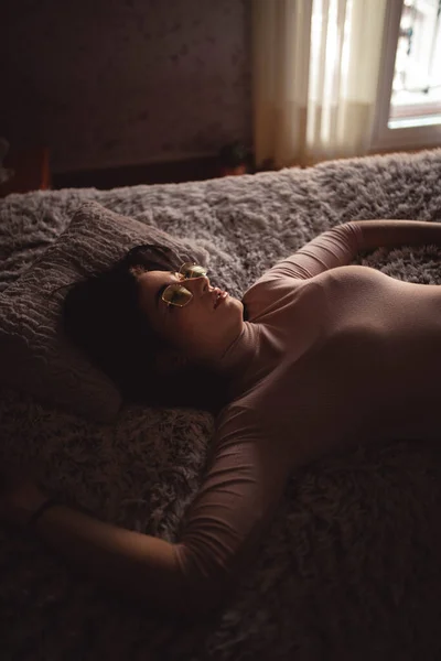 Młoda Kobieta Leżąc Łóżku — Zdjęcie stockowe