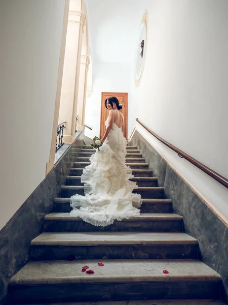 Снизу Вид Сзади Полное Тело Невесты Элегантном Белом Свадебном Платье — стоковое фото