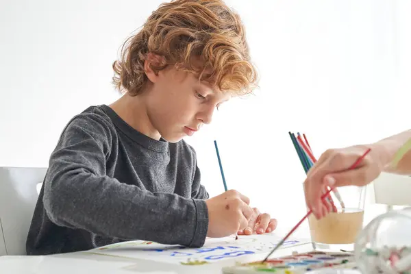 Πλευρική Άποψη Του Χαριτωμένο Αγόρι Ζωγραφική Χαρτί Πολύχρωμα Χρώματα Ενώ — Φωτογραφία Αρχείου