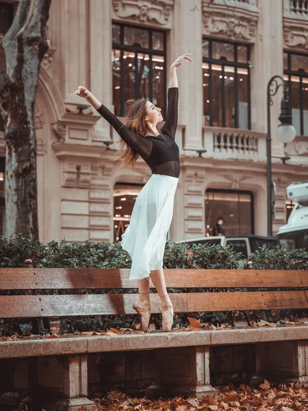 Талантливая Леди Поднятыми Руками Смотрит Сторону Танцуя Балет Уличной Скамейке — стоковое фото