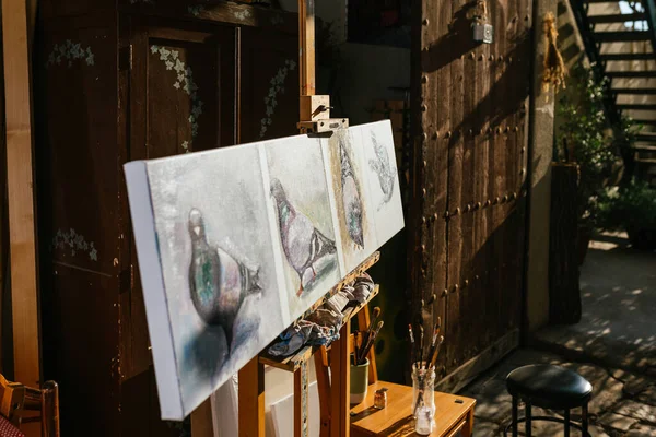 Kreative Taubengemälde Auf Leinwand Auf Hölzerner Staffelei Kunstatelier Sonnigen Tag — Stockfoto