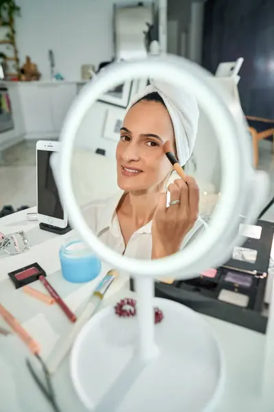 Gülümseyen Kadın Vizyonunun Aynasında Yüksek Açı Var Sabah Evde Makyaj — Stok fotoğraf